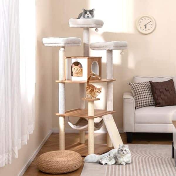 Découvrez l'arbre à chat XXL GOVLUS 168 cm avec trois perchoirs spacieux et accessoires intégrés pour le confort et le jeu de votre félin.